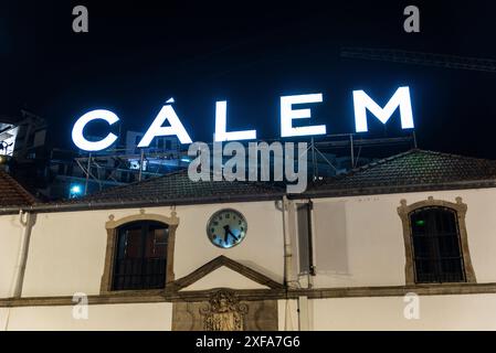 Oporto, Portogallo - 24 novembre 2023: Insegna illuminata della cantina Calem, marca di vino Porto, di notte a Vila Nova de Gaia, Porto o Oporto, Portug Foto Stock