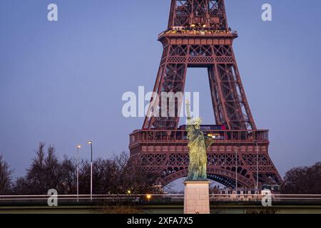 FRANCIA. PARIGI (75) REPLICA DI BARTHOLDI DELLA STATUA DELLA LIBERTÀ VICINO ALL'ILE AUX CYGNES, CON LA TORRE EIFFEL SULLO SFONDO Foto Stock