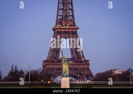 FRANCIA. PARIGI (75) REPLICA DI BARTHOLDI DELLA STATUA DELLA LIBERTÀ VICINO ALL'ILE AUX CYGNES, CON LA TORRE EIFFEL SULLO SFONDO Foto Stock