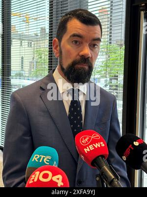 Il ministro aggiunto per lo sviluppo comunitario Joe o'Brien parla ai media del Dipartimento dell'infanzia di Dublino. Ha affermato che il piano d'azione nazionale contro il razzismo mira ad aumentare il livello di consapevolezza in Irlanda sul razzismo e sull'impatto del razzismo sulle persone appartenenti alle minoranze. Data foto: Martedì 2 luglio 2024. Foto Stock