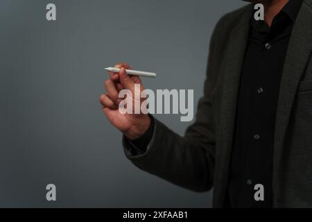 uomo d'affari che usa lo stilo digitale che scrive su uno schermo virtuale vuoto Foto Stock