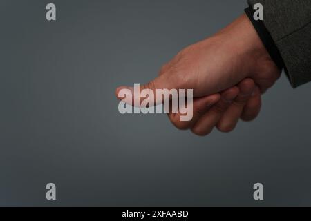 uomo d'affari con una tuta che mostra un'insegna o una scansione delle impronte digitali Foto Stock