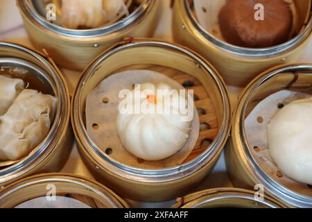 panino al vapore o panini di maiale al vapore cinesi in dim sum nel ristorante Foto Stock