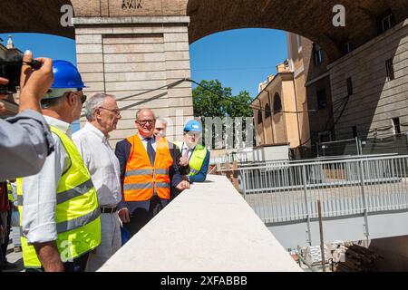 Roma, Italia. 2 luglio 2024. Visita del Sindaco Roberto Gualtieri al cantiere di Piazza Augusto Imperatore - Roma, Italia - nella foto il Sindaco durante la visita al cantiere Marted&#xec; 2 luglio 2024 (foto Valentina Stefanelli/LaPresse) visita del Sindaco Roberto Gualtieri al cantiere in Piazza Augusto Imperatore - Roma, Italia - nella foto il Sindaco durante la visita al cantiere martedì 2 luglio 2024 (foto Valentina Stefanelli/LaPresse) credito: LaPresse/Alamy Live News Foto Stock