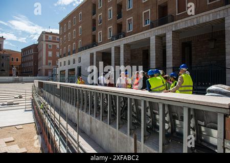 Roma, Italia. 2 luglio 2024. Visita del Sindaco Roberto Gualtieri al cantiere di Piazza Augusto Imperatore - Roma, Italia - nella foto il Sindaco durante la visita al cantiere Marted&#xec; 2 luglio 2024 (foto Valentina Stefanelli/LaPresse) visita del Sindaco Roberto Gualtieri al cantiere in Piazza Augusto Imperatore - Roma, Italia - nella foto il Sindaco durante la visita al cantiere martedì 2 luglio 2024 (foto Valentina Stefanelli/LaPresse) credito: LaPresse/Alamy Live News Foto Stock