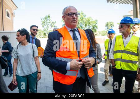 Roma, Italia. 2 luglio 2024. Visita del Sindaco Roberto Gualtieri al cantiere di Piazza Augusto Imperatore - Roma, Italia - nella foto il Sindaco durante la visita al cantiere Marted&#xec; 2 luglio 2024 (foto Valentina Stefanelli/LaPresse) visita del Sindaco Roberto Gualtieri al cantiere in Piazza Augusto Imperatore - Roma, Italia - nella foto il Sindaco durante la visita al cantiere martedì 2 luglio 2024 (foto Valentina Stefanelli/LaPresse) credito: LaPresse/Alamy Live News Foto Stock