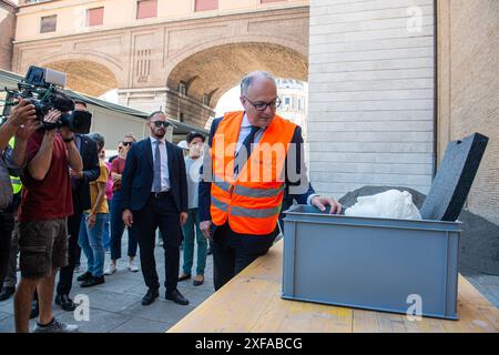 Roma, Italia. 2 luglio 2024. Visita del Sindaco Roberto Gualtieri al cantiere di Piazza Augusto Imperatore - Roma, Italia - nella foto il Sindaco durante la visita al cantiere Marted&#xec; 2 luglio 2024 (foto Valentina Stefanelli/LaPresse) visita del Sindaco Roberto Gualtieri al cantiere in Piazza Augusto Imperatore - Roma, Italia - nella foto il Sindaco durante la visita al cantiere martedì 2 luglio 2024 (foto Valentina Stefanelli/LaPresse) credito: LaPresse/Alamy Live News Foto Stock