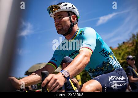 Pinerolo, Italia. 2 luglio 2024. Il pilota britannico del Team Astana Qazaqstan Mark Cavendish al via della quarta tappa del Tour de France, gara ciclistica su 139, 6 chilometri (86,9 miglia) con partenza a Pinerolo e arrivo a Valloire, Italia, martedì 02 luglio 2024. Sport - ciclismo . (Foto di Marco Alpozzi/Lapresse) credito: LaPresse/Alamy Live News Foto Stock