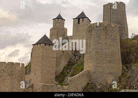 Torri e mura Fortezza medievale in pietra Golubac, monumento storico, giornata primaverile Foto Stock