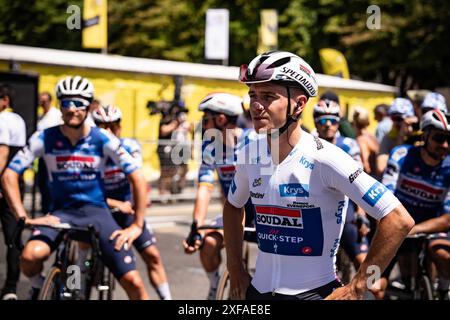 Pinerolo, Italia. 2 luglio 2024. Il pilota belga del team Soudal Quick-Step Remco Evenepoel indossa la maglia bianca del miglior giovane pilota al via della quarta tappa del Tour de France, gara ciclistica su 139, 6 chilometri (86,9 miglia) con partenza a Pinerolo e arrivo a Valloire, Italia, martedì 2 luglio 2024. Sport - ciclismo . (Foto di Marco Alpozzi/Lapresse) credito: LaPresse/Alamy Live News Foto Stock