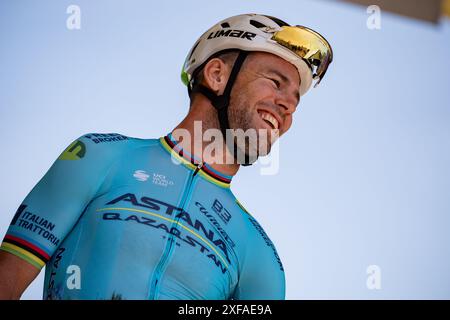 Pinerolo, Italia. 2 luglio 2024. Il pilota britannico del Team Astana Qazaqstan Mark Cavendish al via della quarta tappa del Tour de France, gara ciclistica su 139, 6 chilometri (86,9 miglia) con partenza a Pinerolo e arrivo a Valloire, Italia, martedì 02 luglio 2024. Sport - ciclismo . (Foto di Marco Alpozzi/Lapresse) credito: LaPresse/Alamy Live News Foto Stock