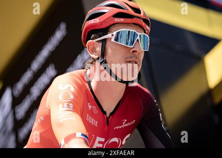 Pinerolo, Italia. 2 luglio 2024. Geraint Thomas, pilota britannico del team INEOS Grenadiers, al via della quarta tappa del Tour de France, gara ciclistica di oltre 139, 6 chilometri (86,9 miglia) con partenza a Pinerolo e arrivo a Valloire, Italia, martedì 02 luglio 2024. Sport - ciclismo . (Foto di Marco Alpozzi/Lapresse) credito: LaPresse/Alamy Live News Foto Stock