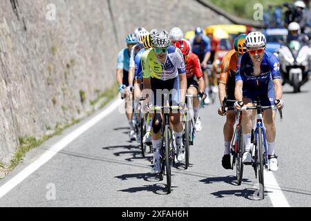 Valloire, Francia. 2 luglio 2024. Il gruppo separatista raffigurato durante la quarta tappa della gara ciclistica Tour de France 2024, da Pinerolo, Italia a Valloire, Francia (139, 6 km) martedì 2 luglio 2024. La 111a edizione del Tour de France inizia sabato 29 giugno e si concluderà a Nizza, in Francia, il 21 luglio. BELGA PHOTO POOL JAN DE MEULENEIR credito: Belga News Agency/Alamy Live News Foto Stock