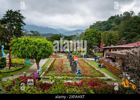 Veduta di un giardino colorato e del paesaggio oltre con il vulcano Baru, Boquete, una piccola città di montagna nella provincia di Chiriquí, Panama Foto Stock