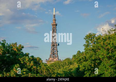 La famosa Torre metallica di Lione, in Francia, si erge sui verdi alberi in primavera contro il cielo blu al tramonto Foto Stock