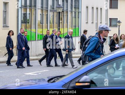 Marienberg, Germania. 2 luglio 2024. Il primo ministro ceco Petr fiala, 5° da sinistra, e il primo ministro sassone Michael Kretschmer, 6° da sinistra, e il loro entourage attraversano la città di Marienberg durante una visita nella regione mineraria di confine dell'Erzgebirge, che celebra i cinque anni trascorsi dalla sua iscrizione nella lista del patrimonio mondiale dell'UNESCO, a Marienberg, Sassonia, Germania, 2 luglio, 2024. crediti: Ondrej Hajek/CTK Photo/Alamy Live News Foto Stock