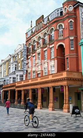 Recentemente rinnovato e restaurato Theatre Royal in New Road Brighton , Sussex UK il progetto multimilionario per restaurare il colonnato e il balcone di un teatro classificato Grade II è stato completato. Foto Stock