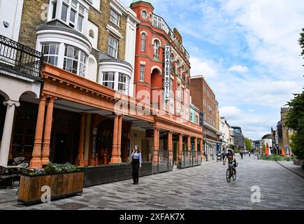 Recentemente rinnovato e restaurato Theatre Royal in New Road Brighton , Sussex UK il progetto multimilionario per restaurare il colonnato e il balcone di un teatro classificato Grade II è stato completato. Foto Stock