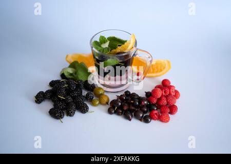 mojito fatto in casa freddo, bibita gassata con il gelso Foto Stock