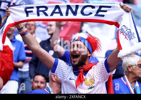 Dusseldorf, Germania. 1 luglio 2024. Tifoso della Francia durante il turno di UEFA Euro 2024 di 16 partite tra Francia e Belgio all'Arena Dusseldorf il 1° luglio 2024 a Dusseldorf, in Germania. Crediti: Marco Canoniero/Alamy Live News Foto Stock