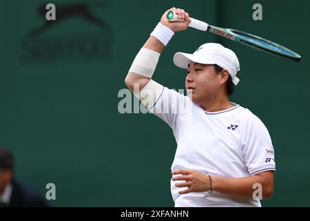 Londra, Regno Unito. 2 luglio 2024; All England Lawn Tennis and Croquet Club, Londra, Inghilterra; Wimbledon Tennis Tournament, giorno 2; Zhuoxuan Bai (CHN) durante il suo primo turno contro Harriet Dart (GBR) credito: Action Plus Sports Images/Alamy Live News Foto Stock