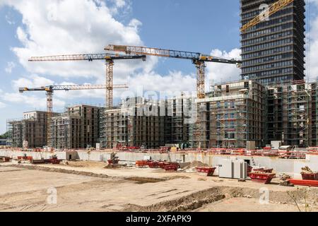 Il nuovo quartiere residenziale Die Welle, con 750 appartamenti, è stato costruito nell'ex sito Deutsche Welle nel quartiere di Marienburg, sulla destra Foto Stock