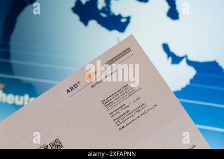 Immagine simbolo del canone di trasmissione, servizio contributivo (Germania): Primo piano di una carta intestata con logo ARD e ZDF Foto Stock