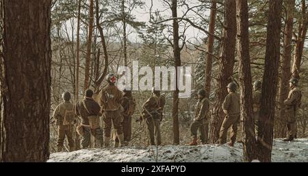 Vista posteriore sul soldato di fanteria americana Guarda la luce del sole durante il giorno d'inverno. Gruppo di soldati USA armati di fucile d'assalto. Soldati USA dell'esercito del mondo Foto Stock