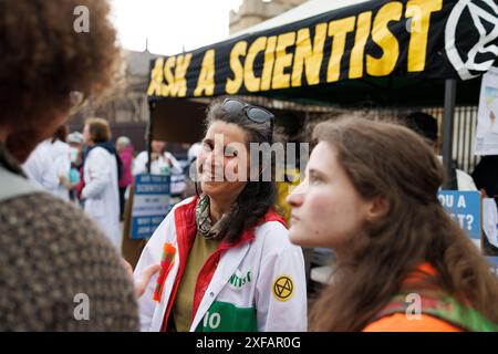 24 aprile 2023, Westminster, Londra, Regno Unito. Scienziati per XR al giorno 4 della protesta climatica e ecologica "The Big One" di 200 gruppi guidati da Extinction Rebellion con lo slogan "Unite to Survive". Circa 60.000 persone hanno preso parte alle marce e agli eventi legali nell'arco di quattro giorni. I gruppi partner includevano Keep Britain Tidy, Friends of the Earth e Avaaz. I "People's Pickets" si sono svolti fuori dai 15 dipartimenti di Govt venerdì e lunedì. Sabato 22 aprile si è conclusa un'enorme marcia in massa in tutta Westminster. Foto Stock