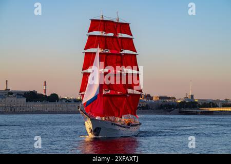 ST. PIETROBURGO, RUSSIA - 27 GIUGNO 2024: Brigantino con vele scarlatte nelle acque della Neva, San Pietroburgo, Russia Foto Stock