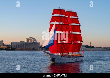 ST. PIETROBURGO, RUSSIA - 27 GIUGNO 2024: Brigantino "Russia" con vele scarlatte nelle acque della Neva, San Pietroburgo Foto Stock