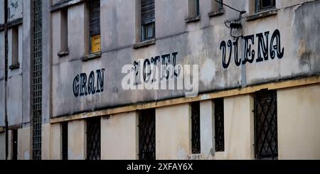 Miramar, Cordoba, Argentina - 22 giugno 2024 - facciata del Gran Hotel Vienna situato sulle rive della laguna di Mar Chiquita. Foto Stock