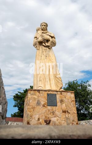 Valle Hermoso, Cordoba, Argentina - 25 dicembre 2023 - grande statua di San Antonio de Padova, situata in uno degli ingressi della città di Valle Her Foto Stock