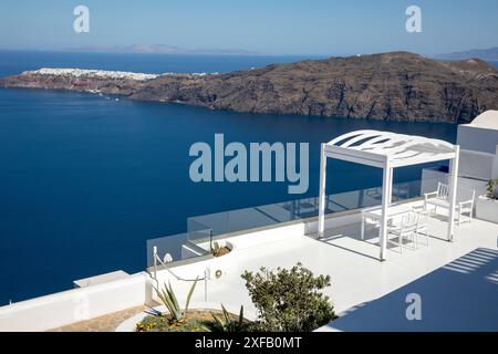 Santorini - Grecia - 17 maggio 2024: La vista dal sentiero tra Fira e Oia, Santorini, Isole Cicladi, Grecia. Foto Stock