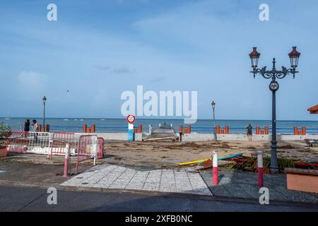 Dopo il passaggio dell'uragano Beryl, le coste della Martinica, e qui, più specificamente, l'ANSES d'Arlet, fu colpito da forti sollecitazioni, provocando ingenti danni // Suite au passage de l'ouragan Béryl, les Côtes de la Martinique, et ici Plus particulièrement les ANSES d'Arlet, ont été touchées par une très forte houle, causant d'importants dégâts. Foto Stock