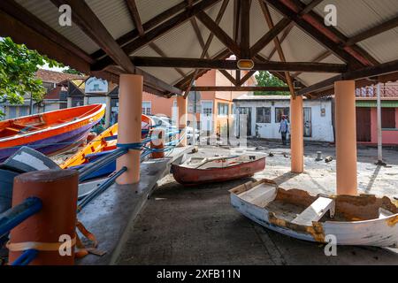 Dopo il passaggio dell'uragano Beryl, le coste della Martinica, e qui, più specificamente, l'ANSES d'Arlet, fu colpito da forti sollecitazioni, provocando ingenti danni // Suite au passage de l'ouragan Béryl, les Côtes de la Martinique, et ici Plus particulièrement les ANSES d'Arlet, ont été touchées par une très forte houle, causant d'importants dégâts. Foto Stock