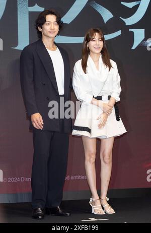 Seoul, Corea del Sud. 2 luglio 2024. (L to R) l'attore e cantante sudcoreano Jung Ji-hoon (nome d'arte: Rain) e l'attrice Kim ha-neul, partecipano a una chiamata fotografica per la conferenza stampa Disney Series Red Swan al Conrad Hotel di Seoul, Corea del Sud, il 2 luglio 2024. (Foto di Lee Young-ho/Sipa USA) credito: SIPA USA/Alamy Live News Foto Stock