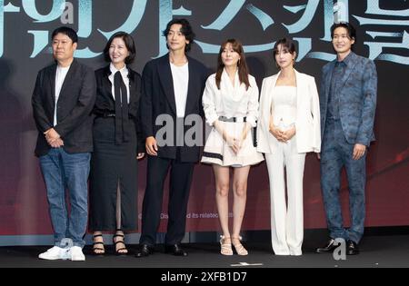 Seoul, Corea del Sud. 2 luglio 2024. (L to R) il regista sudcoreano Park Hong-kyun, l'attrice Seo Yi-sook, il cantante e attore Jung Ji-hoon (nome d'arte: Rain), gli attori Kim ha-neul, Ki Eun-sae e Jung Gyu-woon, partecipano a una chiamata fotografica per la conferenza stampa Disney Series Red Swan al Conrad Hotel di Seoul, Corea del Sud, il 2 luglio 2024. (Foto di Lee Young-ho/Sipa USA) credito: SIPA USA/Alamy Live News Foto Stock