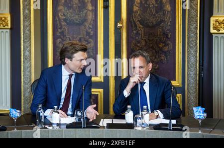 L'AIA - Ruben BrekelmansMinistro della difesa (l) e Caspar Veldkamp Ministro degli affari esteri durante la prima riunione di gabinetto con il nuovo gabinetto. ANP FREEK VAN DEN BERGH netherlands Out - belgio Out Foto Stock