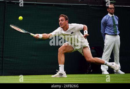 Roberto Carballes Baena in azione contro Alexander Zverev (non nella foto) il secondo giorno dei Campionati di Wimbledon 2024 all'All England Lawn Tennis and Croquet Club di Londra. Data foto: Martedì 2 luglio 2024. Foto Stock