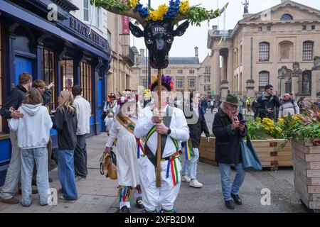 I membri dell'Abingdon Traditional Morris tengono "The Horns" in alto di fronte alla Blackwells Bookshop in Broad Street, Oxford, come parte delle celebrazioni del maggio Foto Stock