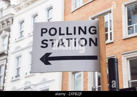 Londra, Regno Unito. 2 luglio 2024. Un cartello della stazione elettorale nel centro di Londra prima delle elezioni generali del Regno Unito che si terranno il 4 luglio. (Foto di Vuk Valcic/SOPA Images/Sipa USA) credito: SIPA USA/Alamy Live News Foto Stock