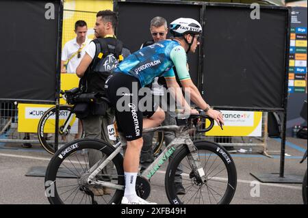 Bennett Sam, il team Decathlon AG2R la Mondiale? Durante la fase 3 - partenza, Tour De France gara a Piacenza, Italia, 01 luglio 2024 Foto Stock