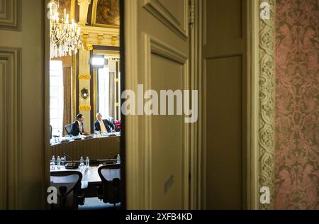 L'AIA - Dirk Beljaarts Ministro dell'economia (l) e Barry Madlener Ministro delle infrastrutture e della gestione delle risorse idriche durante la prima riunione di gabinetto con il nuovo gabinetto. ANP FREEK VAN DEN BERGH netherlands Out - belgio Out Foto Stock