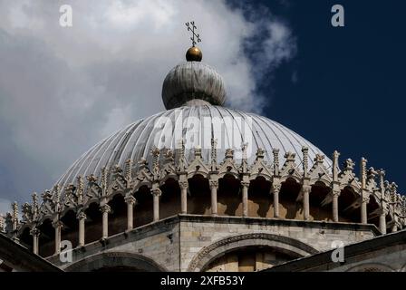 Pinnacoli croccanti sopra una galleria aperta che corre intorno alla cupola rivestita di piombo del Duomo di Santa Maria Assunta su campo dei Miracoli, Pisa, Toscana, Italia. La cupola, che fu decorata intorno al 1380, si pensa sia stata costruita tra il 1090 e il 1100, non molto tempo dopo la fondazione della cattedrale nel 1064. Foto Stock