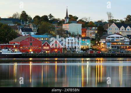 Geografia / viaggi, Canada, nuova Scozia, Lunenburg, Lunenburg al tramonto e al crepuscolo, ULTERIORI DIRITTI-INFORMAZIONI-NON-DISPONIBILI Foto Stock