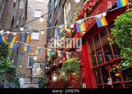 Londra, Regno Unito - 9 maggio 2024: La Nell Gwynne Tavern a Bull Inn Court. Un pub si trova qui dal 1667. Il vicolo e' illuminato dalla luce del sole e decorato Foto Stock