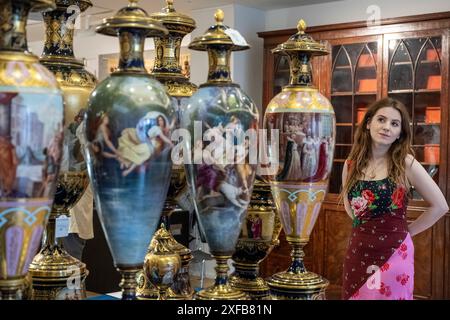 Londra, Regno Unito. 2 luglio 2024. Personale con vasi e copertine in porcellana all'inizio del XX secolo in stile viennese, parte della vendita di Belle Arti Decorative, in anteprima di Bonhams Summer Classics Sales. Le opere saranno messe in vendita presso le gallerie Bonhams New Bond Street e Knightsbridge. 3, 4 e 5 luglio. Crediti: Stephen Chung / Alamy Live News Foto Stock