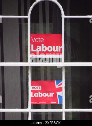 Londra, Regno Unito. 2 luglio 2024. I cartelli "Vote Labour" sono esposti nella finestra di una casa residenziale a Islington, prima delle elezioni generali del Regno Unito che si svolgeranno il 4 luglio. Crediti: Vuk Valcic/Alamy Live News Foto Stock