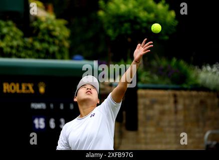 Londra, Gran Bretagna. 2 luglio 2024. Il Bai Zhuoxuan serve durante il primo turno femminile tra il Bai Zhuoxuan della Cina e Harriet Dart della Gran Bretagna al Wimbledon Tennis Championship di Londra, Regno Unito, il 2 luglio 2024. Crediti: Li Ying/Xinhua/Alamy Live News Foto Stock